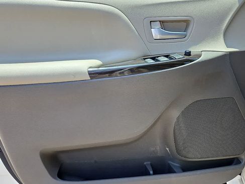Used 2016 Toyota Sienna XLE w/ XLE Navigation Package FWD image 11