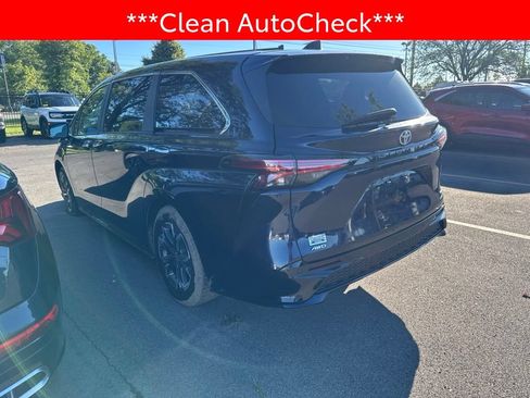 Used 2024 Toyota Sienna XSE AWD/4WD image 4