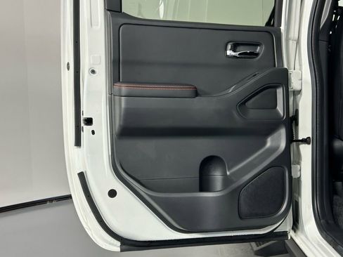 Used 2025 Nissan Frontier PRO-4X image 16