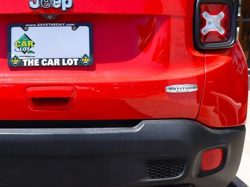 Used 2018 Jeep Renegade Latitude FWD image 20