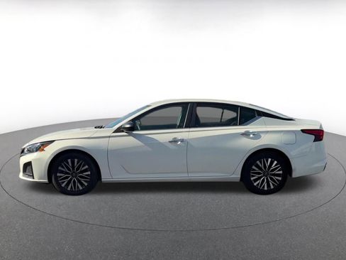 Used 2025 Nissan Altima 2.5 SV FWD image 9