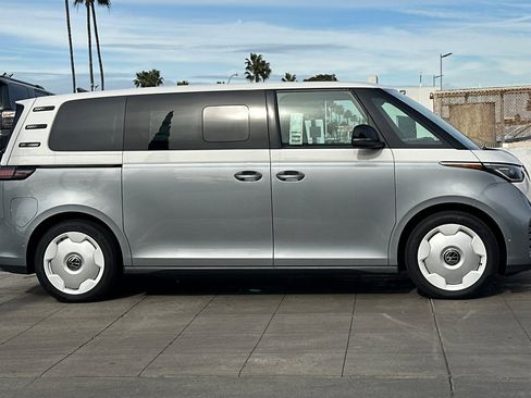 New 2025 Volkswagen ID. Buzz 1st Edition image 4