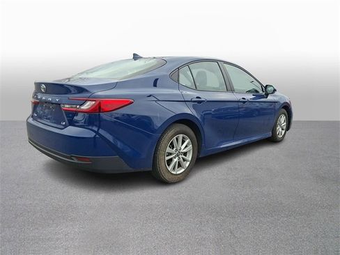Used 2025 Toyota Camry LE image 4