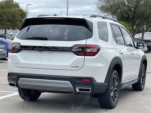 Used 2025 Honda Pilot Touring image 4