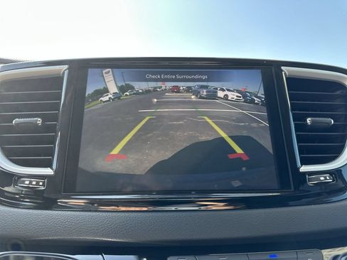 Used 2023 Chrysler Pacifica Touring-L FWD image 23
