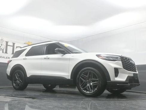 Used 2025 Ford Explorer ST-Line w/ ST-Line Street Pack AWD/4WD image 2