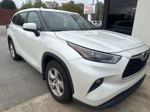 Used 2023 Toyota Highlander LE image 2