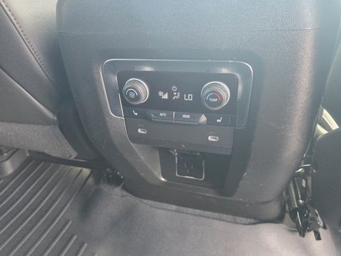 Used 2024 Chevrolet Suburban Premier AWD/4WD image 12