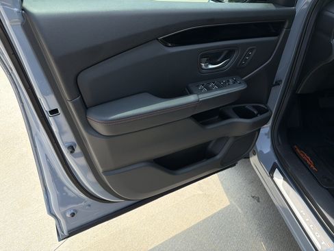 Used 2025 Honda Pilot TrailSport image 8