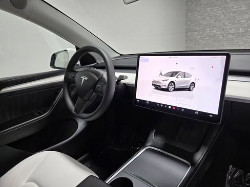 Used 2024 Tesla Model Y Long Range AWD/4WD image 54