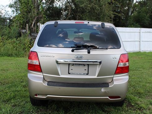 Used 2008 Kia Sorento 2WD image 8