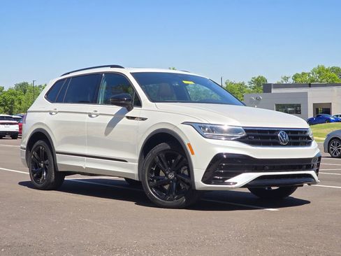 Used 2023 Volkswagen Tiguan SE R-Line AWD/4WD image 2