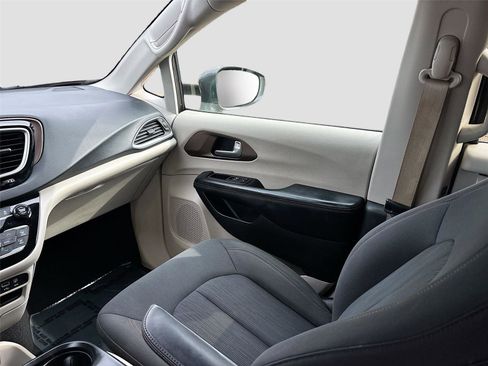 Used 2019 Chrysler Pacifica Touring Plus w/ Advanced Safetytec Group FWD image 23