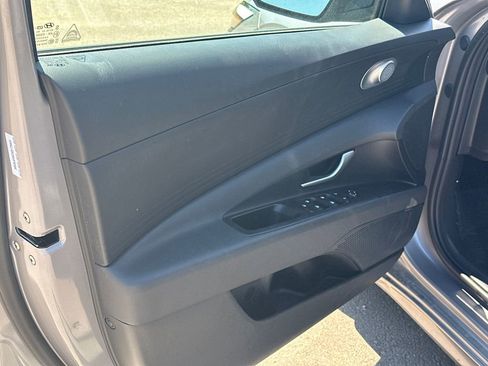 Used 2025 Hyundai Elantra SE FWD image 10