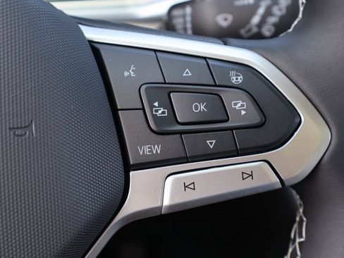 Certified 2025 Volkswagen Taos SE image 21