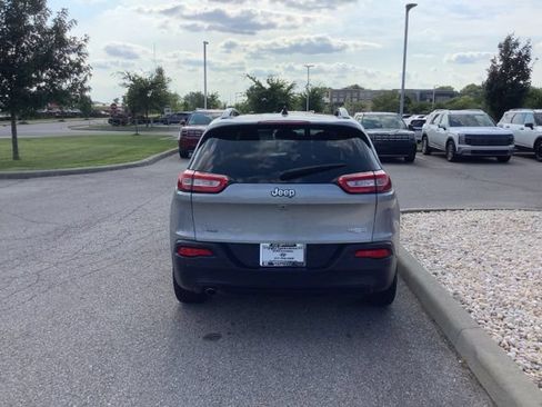 Used 2017 Jeep Cherokee Latitude w/ Safety/Convenience Group FWD image 4