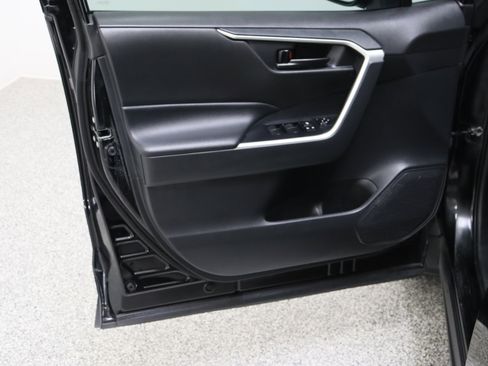 Used 2021 Toyota RAV4 LE AWD/4WD image 12