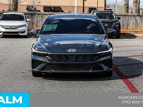 Used 2025 Hyundai Elantra SE FWD image 12