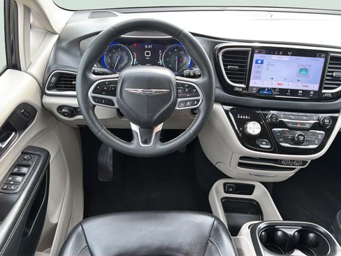 Used 2023 Chrysler Pacifica Touring-L FWD image 15