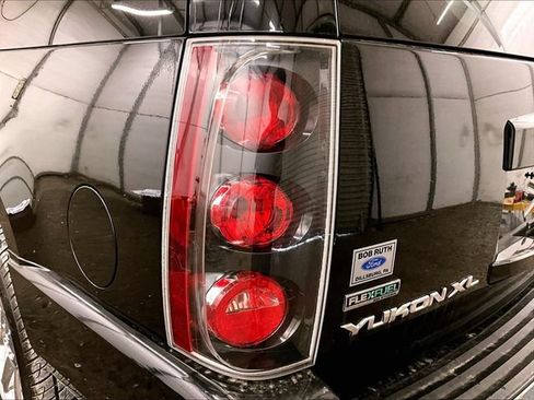 Used 2011 GMC Yukon XL Denali AWD/4WD image 29