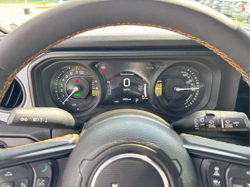 Used 2024 Jeep Wrangler Unlimited w/ Convenience Group AWD/4WD image 26