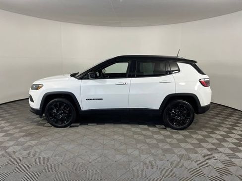 Used 2023 Jeep Compass Latitude w/ Sun and Sound Group AWD/4WD image 4