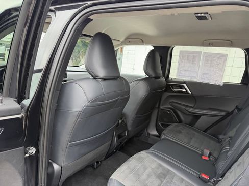 Used 2025 Mitsubishi Outlander SE FWD image 18