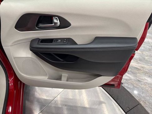 Used 2024 Chrysler Pacifica Touring-L image 83