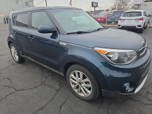 Used 2017 Kia Soul + image 3
