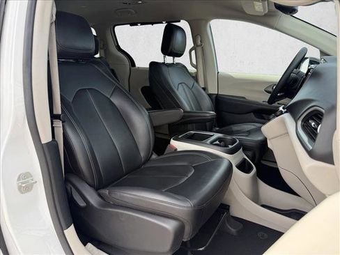 Used 2024 Chrysler Pacifica Touring-L FWD image 13