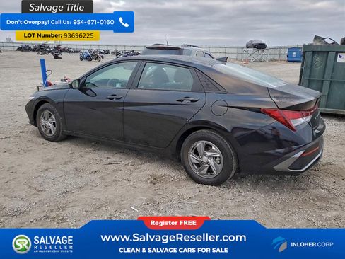 Used 2024 Hyundai Elantra SE FWD image 3