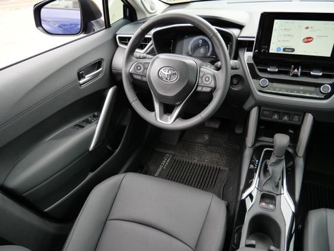 Used 2025 Toyota Corolla Cross XLE w/ Convenience Package AWD/4WD image 10