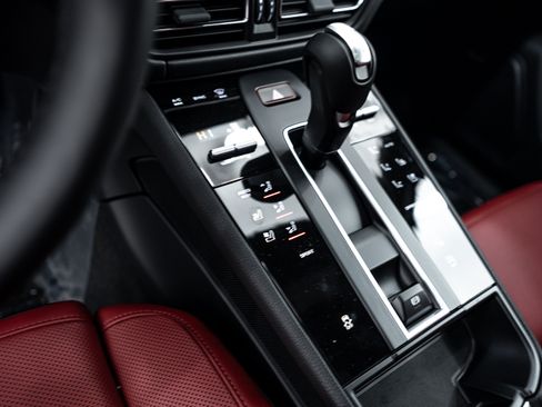Certified 2026 Porsche Macan AWD/4WD image 13