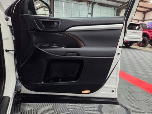 Used 2019 Toyota Highlander LE image 31