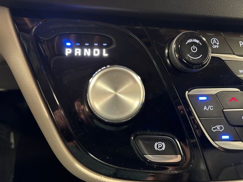 Used 2023 Chrysler Pacifica Touring-L FWD image 24