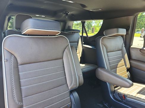 Certified 2025 GMC Yukon XL Denali Ultimate AWD/4WD image 11