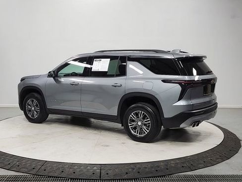 Used 2025 Chevrolet Traverse LT FWD image 5