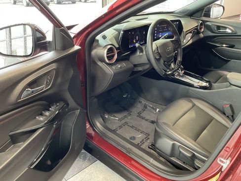 Used 2025 Chevrolet Trax RS w/ Sunroof Package image 9