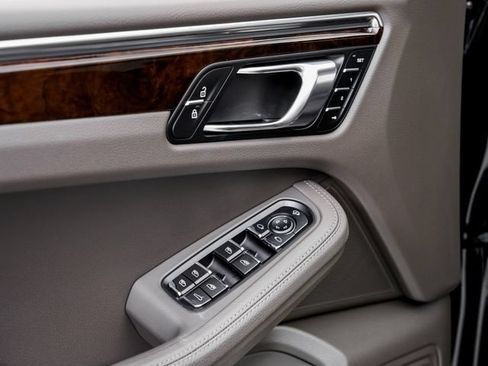 Certified 2026 Porsche Macan AWD/4WD image 8