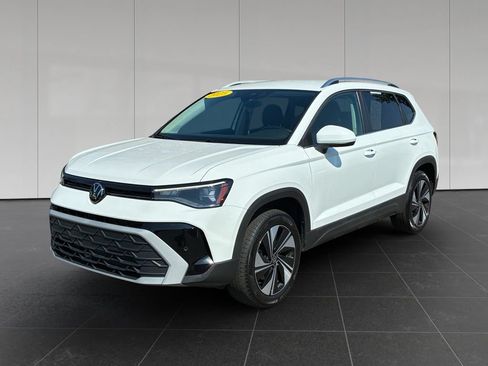Used 2025 Volkswagen Taos SE AWD/4WD image 1