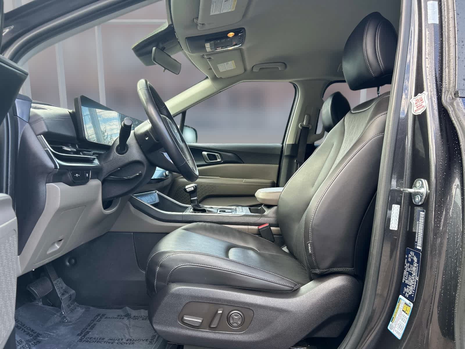 Used 2025 Kia Carnival FWD image 17