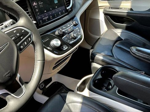 Used 2023 Chrysler Pacifica Touring-L FWD image 17