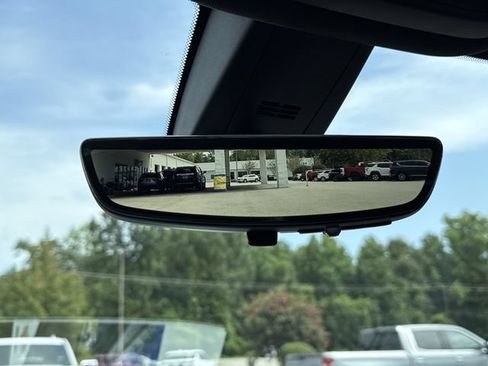Used 2023 Chevrolet Traverse Premier FWD image 21