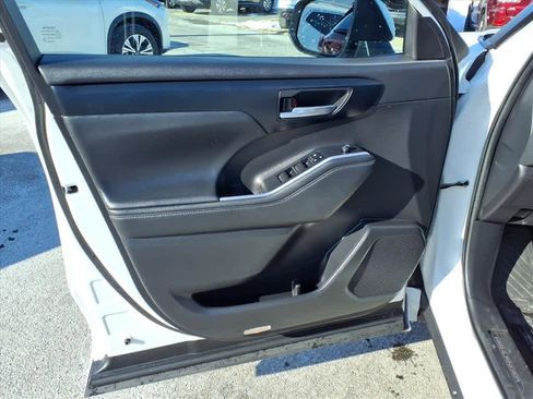 Used 2023 Toyota Highlander XLE image 15