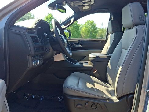 Used 2024 GMC Yukon SLT w/ SLT Luxury Package AWD/4WD image 17