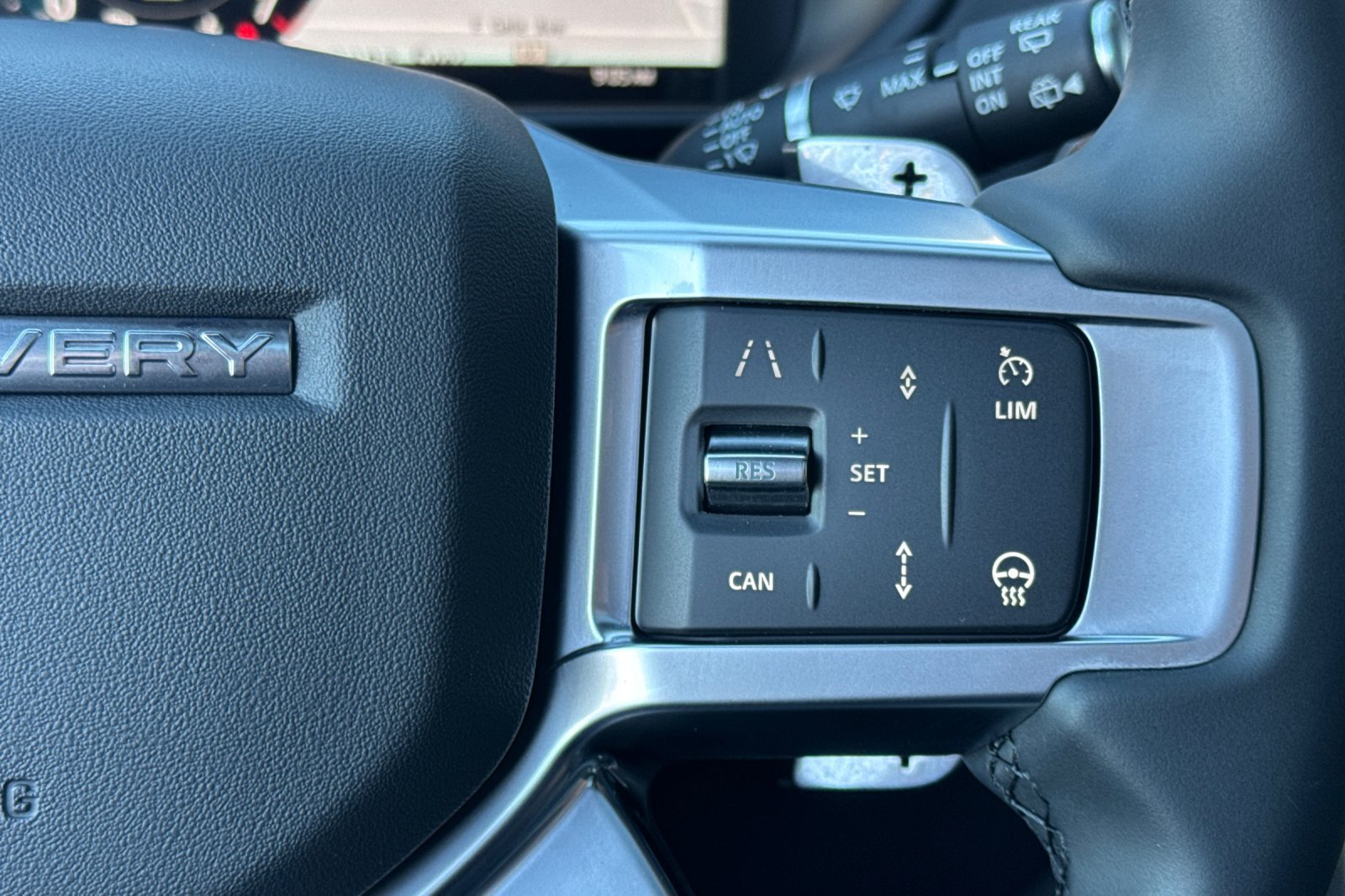 Used 2025 Land Rover Discovery Dynamic SE AWD/4WD image 30