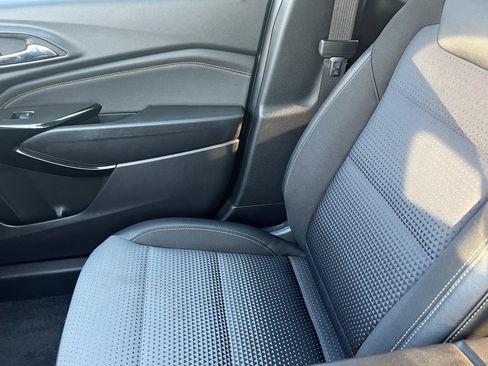 Used 2025 Chevrolet Trax LT FWD image 28
