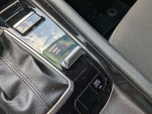 Used 2025 Jeep Compass Sport w/ Mopar Graphics Package image 23