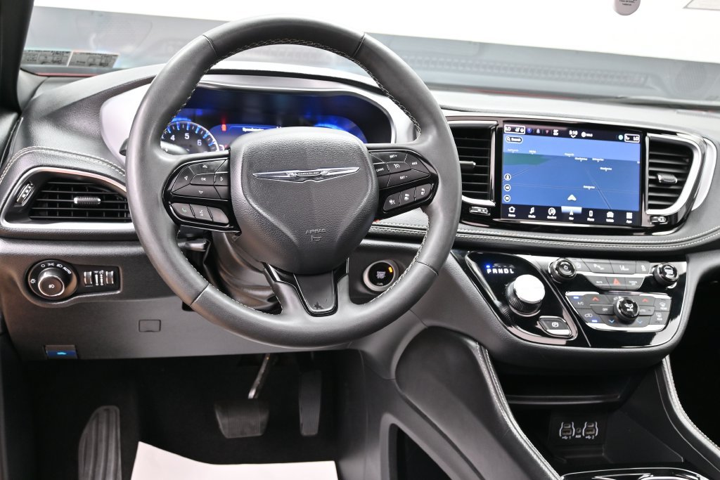 Used 2025 Chrysler Pacifica Limited FWD image 30