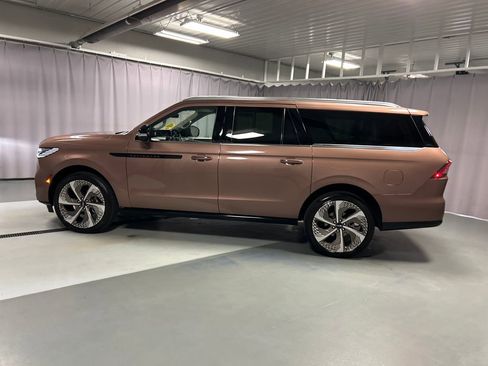 Used 2025 Lincoln Navigator L Black Label AWD/4WD image 4